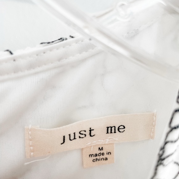 Elegant Black and White Floral Lace Dress - Picture 3 of 3